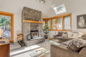 Expansive golf-view getaway with private hot tub pool fast WiFi & game room