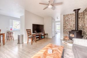 Spacious Mountain Home with Decks Firepit Grill Wood Stove W&D & Free WiFi