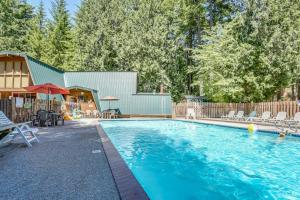 Spacious Mountain Home with Decks Firepit Grill Wood Stove W&D & Free WiFi
