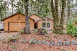 Spacious Mountain Home with Decks Firepit Grill Wood Stove W&D & Free WiFi