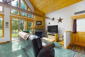 Inviting chalet with private hot tub grill 3 pools hot tub gym & tennis