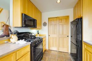 Inviting chalet with private hot tub grill 3 pools hot tub gym & tennis