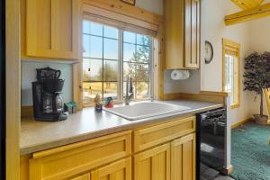Inviting chalet with private hot tub grill 3 pools hot tub gym & tennis