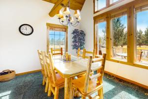 Inviting chalet with private hot tub grill 3 pools hot tub gym & tennis