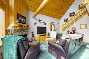 Inviting chalet with private hot tub grill 3 pools hot tub gym & tennis