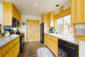 Inviting chalet with private hot tub grill 3 pools hot tub gym & tennis