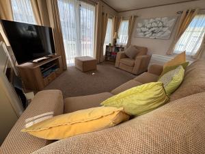 L60, Two bedroom caravan - California Cliffs, Parkdean Resort, Scratby - Sleeps 6, bed linen, towels plus Wi-Fi included - Sorry no pets