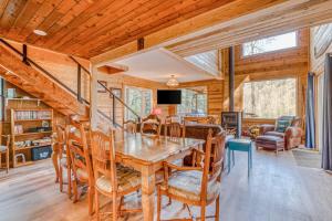 Fantastic river cabin near Mount Hood with private hot tub firepit & wood stove