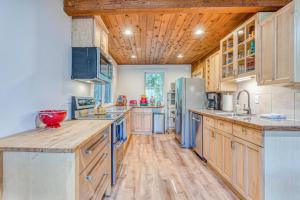 Fantastic river cabin near Mount Hood with private hot tub firepit & wood stove