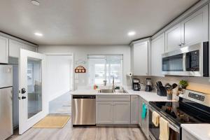 Cozy condo with sun room washer & dryer close to the river