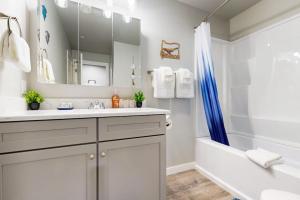 Cozy condo with sun room washer & dryer close to the river