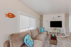 Tree-lined coastal home with childrens items gas grill and washer&dryer