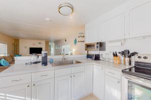 Tree-lined coastal home with childrens items gas grill and washer&dryer