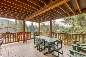 Recently updated in 2024-Large dog-friendly home with covered deck