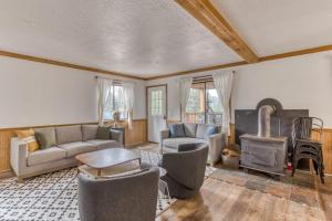 Recently updated in 2024-Large dog-friendly home with covered deck