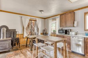 Recently updated in 2024-Large dog-friendly home with covered deck