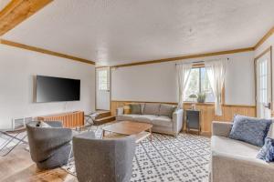 Recently updated in 2024-Large dog-friendly home with covered deck