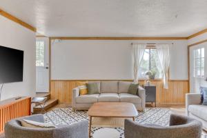 Recently updated in 2024-Large dog-friendly home with covered deck