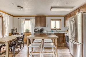 Recently updated in 2024-Large dog-friendly home with covered deck