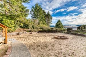 Gorgeous riverfront house with entertainment - near Bay Street and the beach