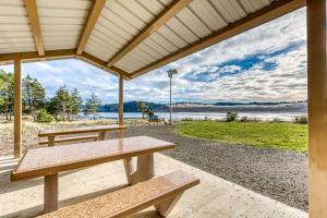 Gorgeous riverfront house with entertainment - near Bay Street and the beach