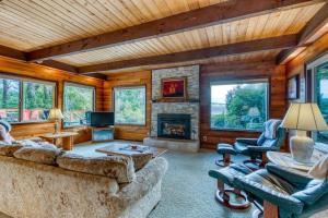 Gorgeous riverfront house with entertainment - near Bay Street and the beach