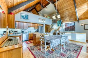 Gorgeous riverfront house with entertainment - near Bay Street and the beach