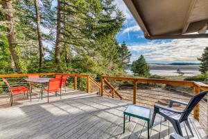 Gorgeous riverfront house with entertainment - near Bay Street and the beach