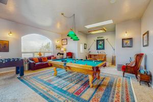 Luxurious Riverfront House withRiver Views Private Sauna Pool Table & Free WiFi