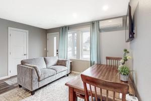 Newly built home with hot tub & great backyard - walk to the river Old Town