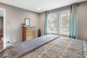 Newly built home with hot tub & great backyard - walk to the river Old Town