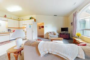 Upstairs Apartment with River Views Free WiFi AC & Beach Nearby