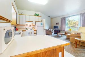 Upstairs Apartment with River Views Free WiFi AC & Beach Nearby