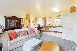 Upstairs Apartment with River Views Free WiFi AC & Beach Nearby