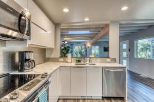 Stunning new home with furnished deck & easy beach access