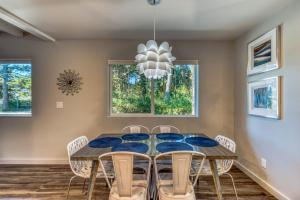 Stunning new home with furnished deck & easy beach access