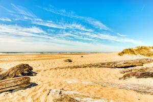 Stunning new home with furnished deck & easy beach access