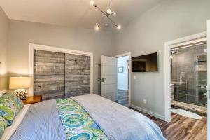 Stunning new home with furnished deck & easy beach access