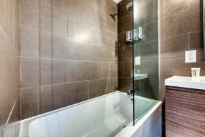 Stunning new home with furnished deck & easy beach access