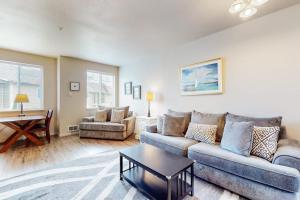 Dog-friendly condo with river views private W&D full kitchen & great location