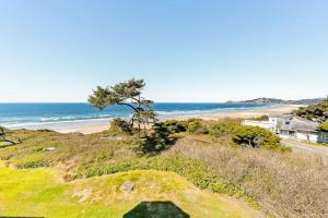 Oceanfront top floor condo with stunning views gas fireplace and grill