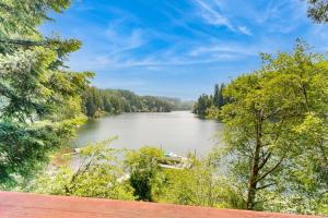 Lakefront home with loft two decks with amazing views kayaks & dock access