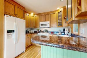 Lakefront home with loft two decks with amazing views kayaks & dock access