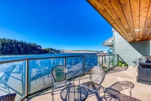 Gorgeous riverfront rental with excellent views & large private deck