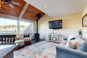 Waterfront condo with bay views & shared gym - dog-friendly