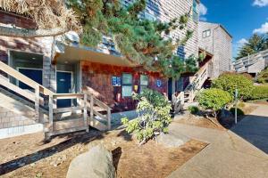 Waterfront condo with bay views & shared gym - dog-friendly