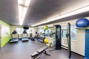 Waterfront condo with bay views & shared gym - dog-friendly
