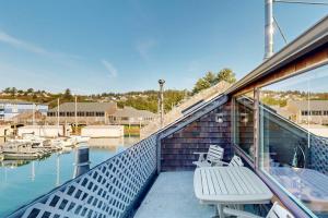Waterfront condo with bay views & shared gym - dog-friendly