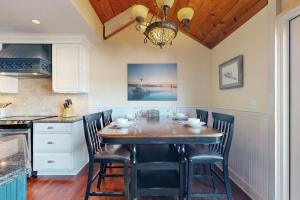 Waterfront condo with bay views & shared gym - dog-friendly
