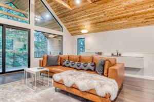Sleek Modern Home in Town with Forest Views Fire Table WiFi - Walk to Skiing